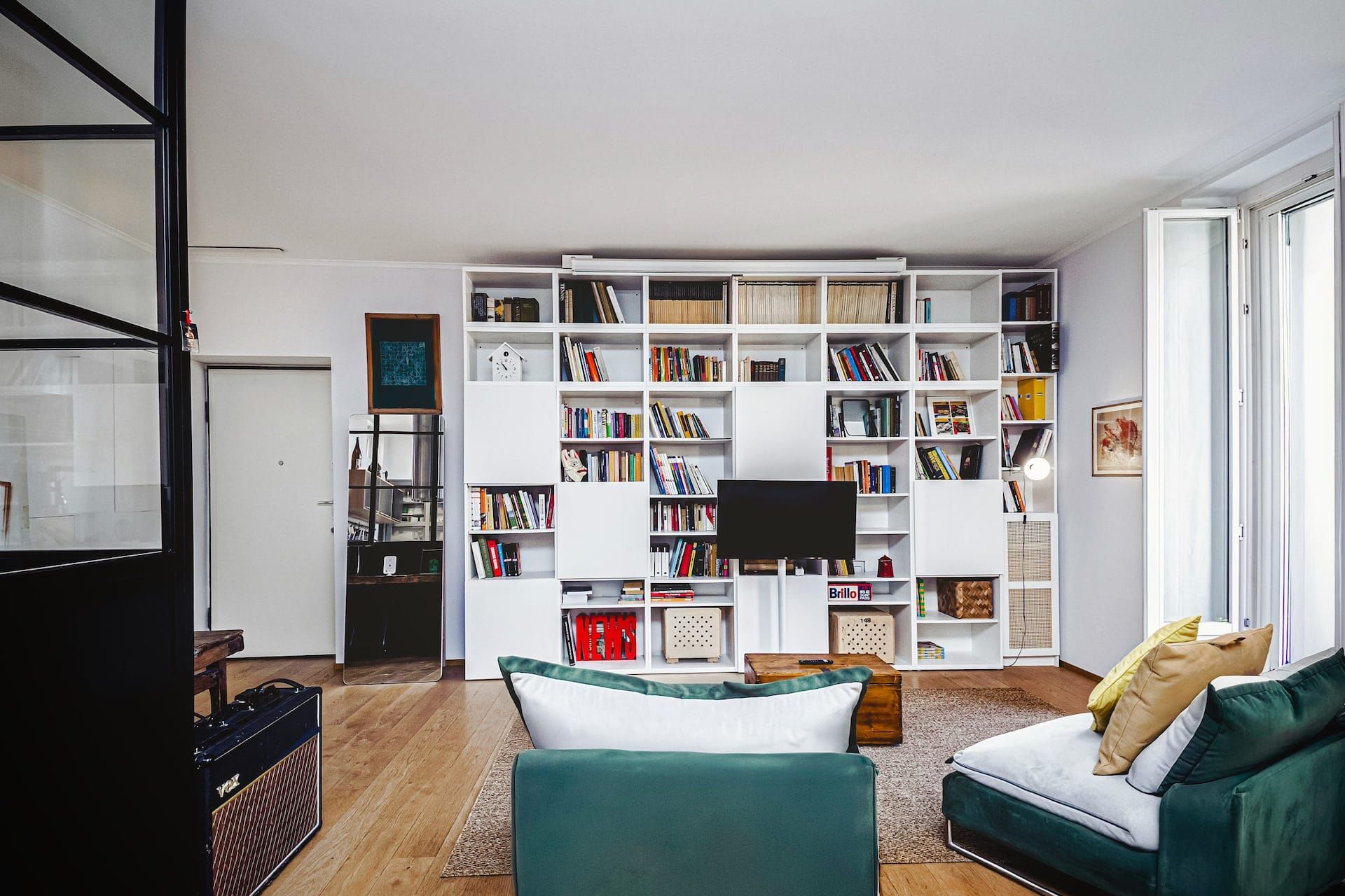 Per leggere o rilassarsi davanti a un film. Una libreria con libri selezionati accoglie gli ospiti, affiancata da una Smart TV con Netflix e Prime Video inclusi per il massimo relax.