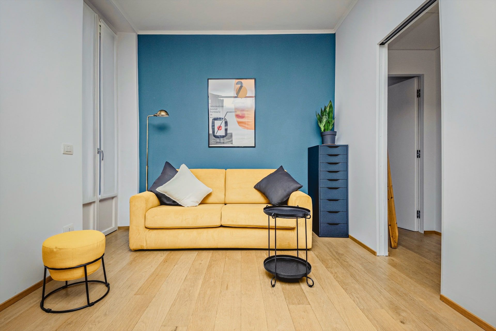 Relax o privacy, a seconda delle esigenze. Una seconda zona giorno, separata da vetrate richiudibili, si trasforma all’occorrenza in una comoda camera, con tende oscuranti per garantire privacy e comfort.