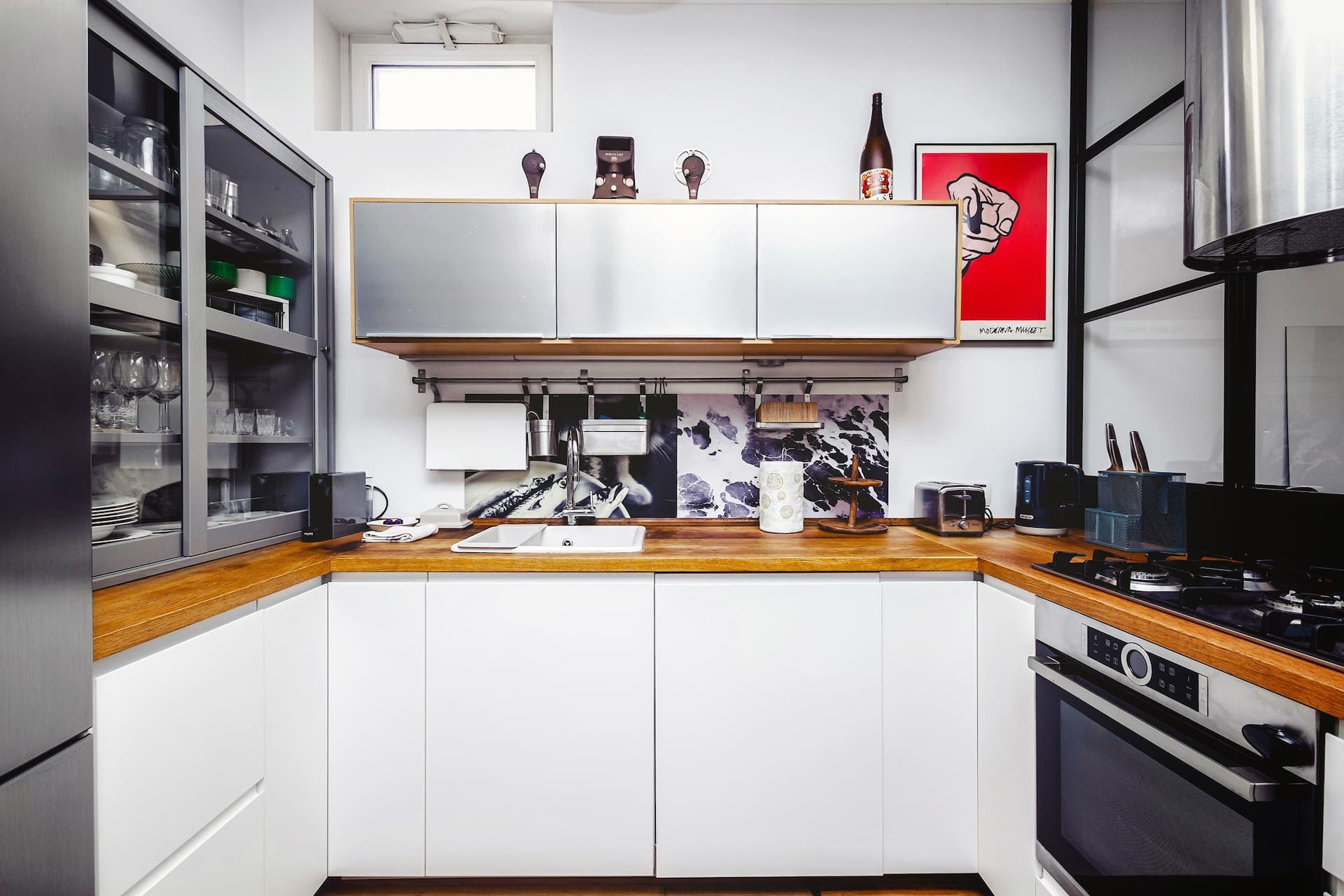 Cucina attrezzata, pronta all’uso. Il piano cottura Foster a 5 fuochi professionali garantisce massima versatilità, affiancato da forno, frigorifero e congelatore per cucinare in piena libertà.