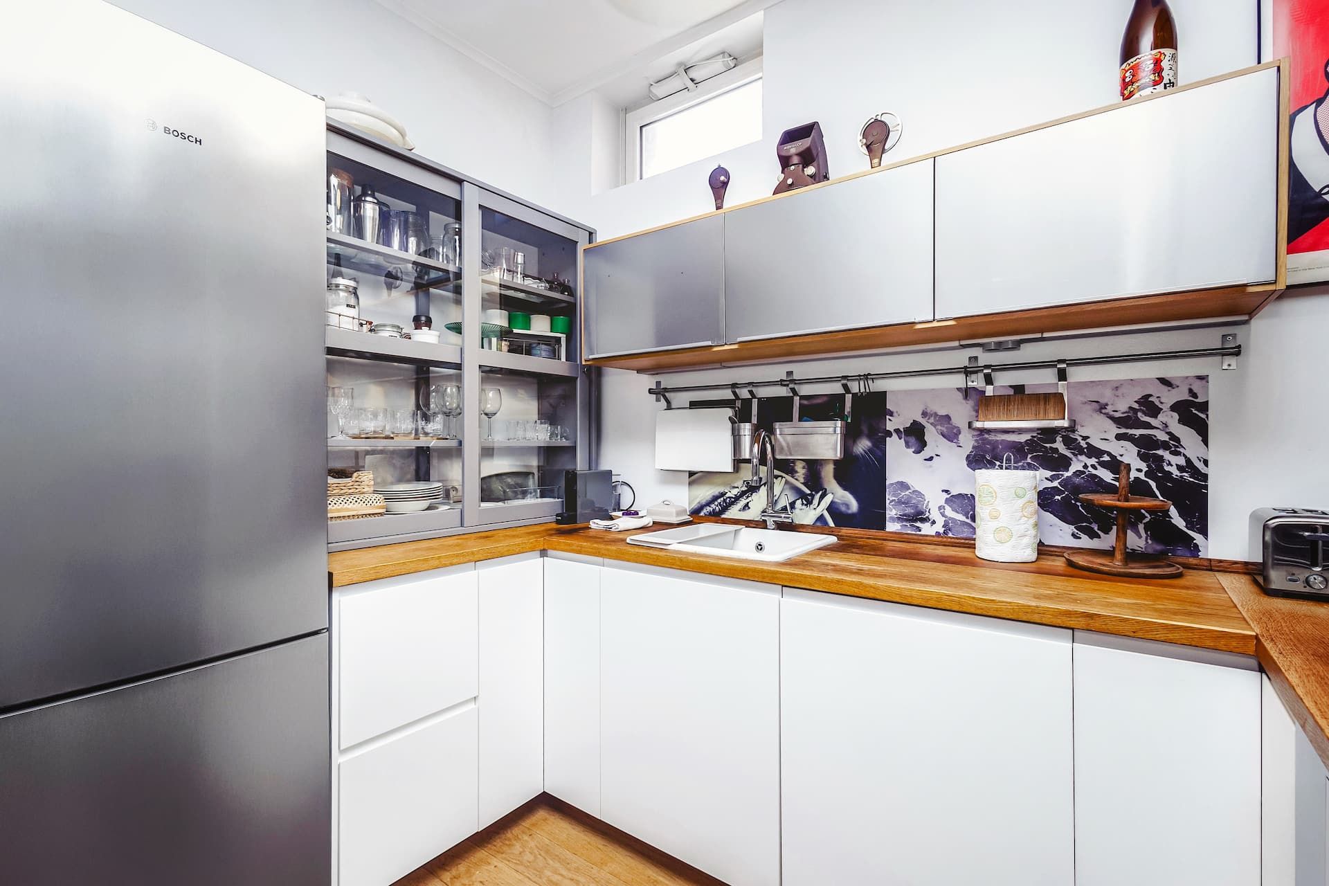 Tutto il necessario per sentirsi a casa. La cucina è attrezzata con padelle, stoviglie, bicchieri da vino, shaker per cocktail, macchina Nespresso, tostapane e bollitore: tutto l’occorrente per cucinare, brindare e godersi il momento.