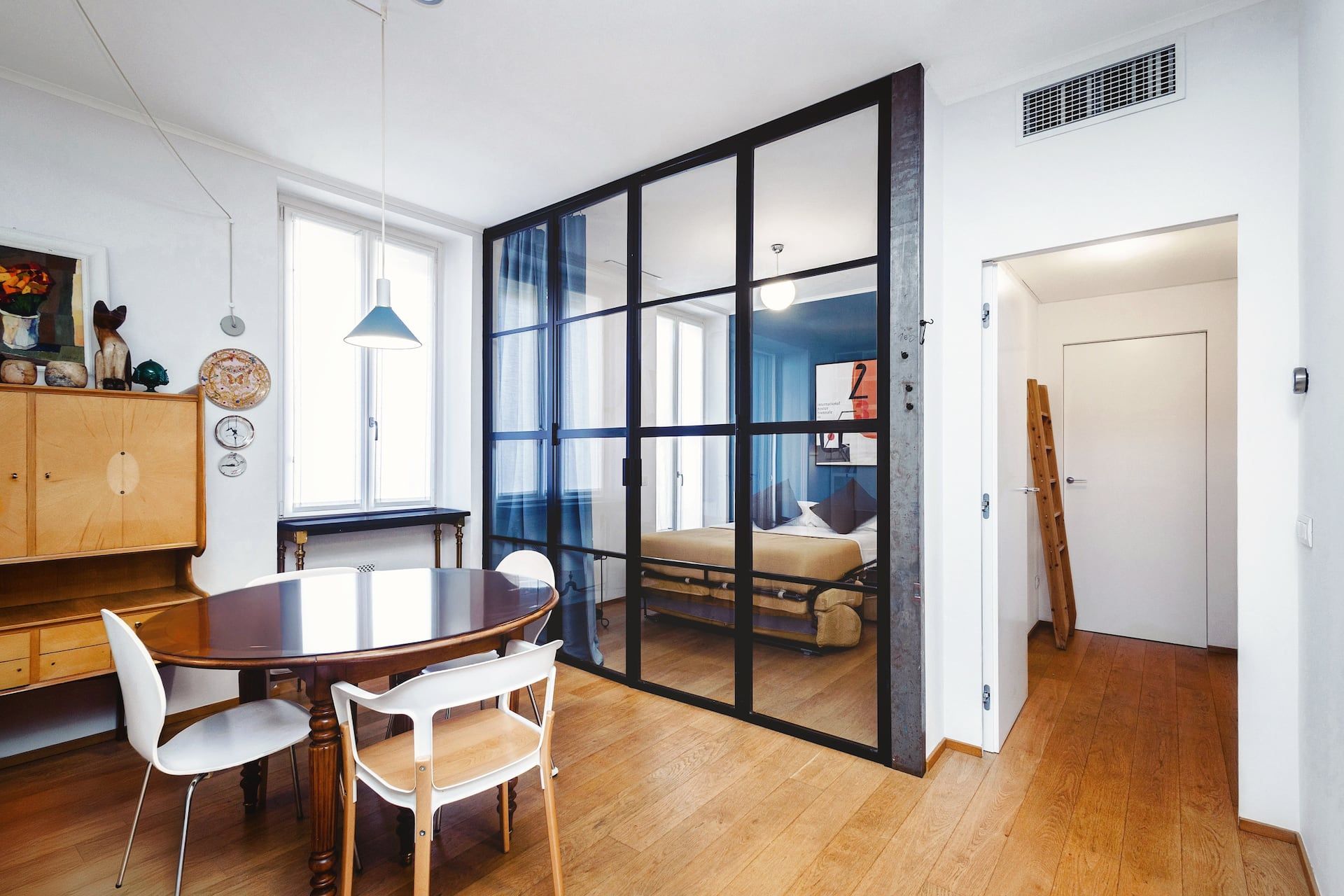 Stile & Design a Tavola. Il tavolo conviviale è abbinato alle sedute Steelwood dei fratelli Bouroullec e alle iconiche sedie Ant di Jacobsen.