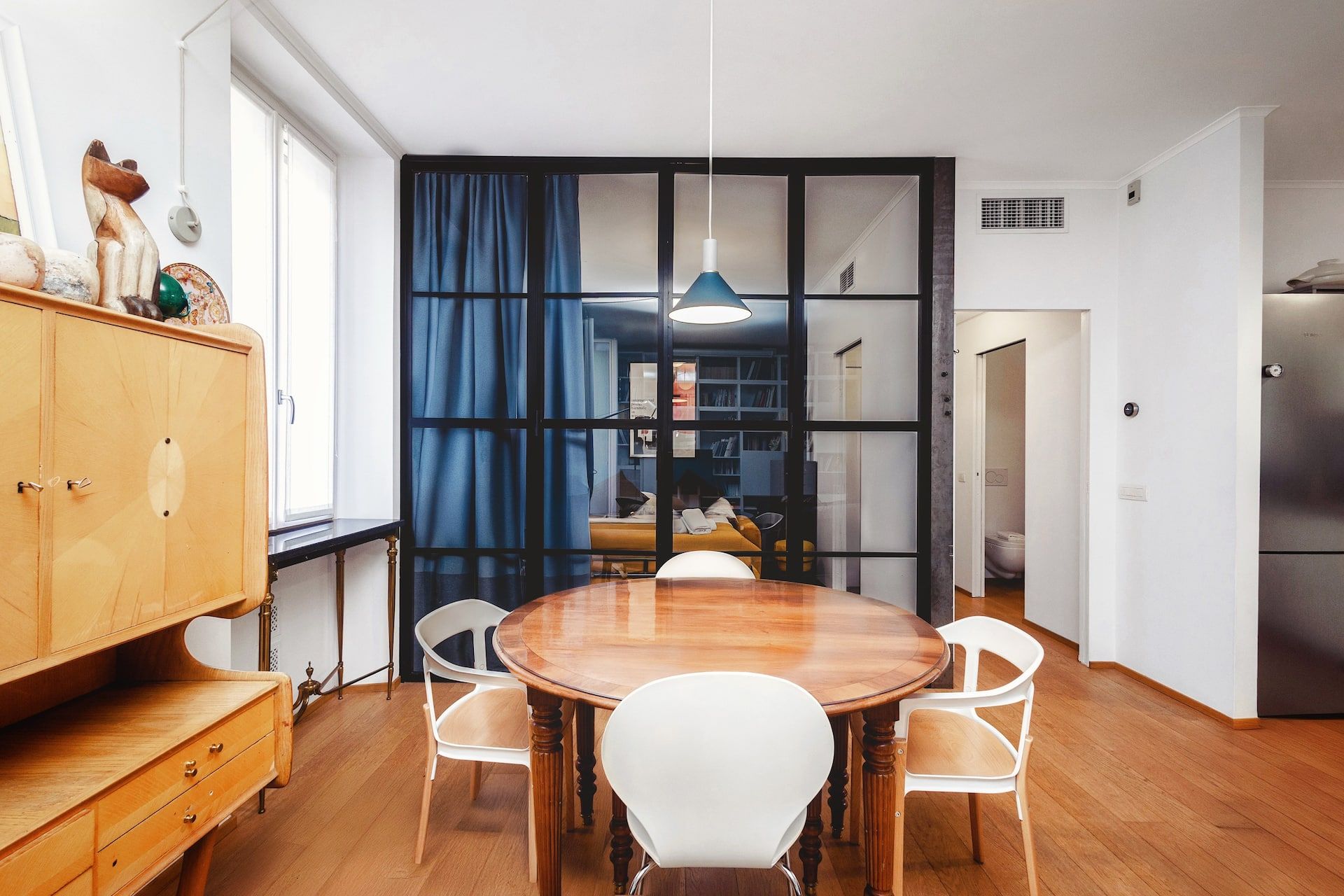 Stile & Design a Tavola. Il tavolo conviviale è abbinato alle sedute Steelwood dei fratelli Bouroullec e alle iconiche sedie Ant di Jacobsen.
