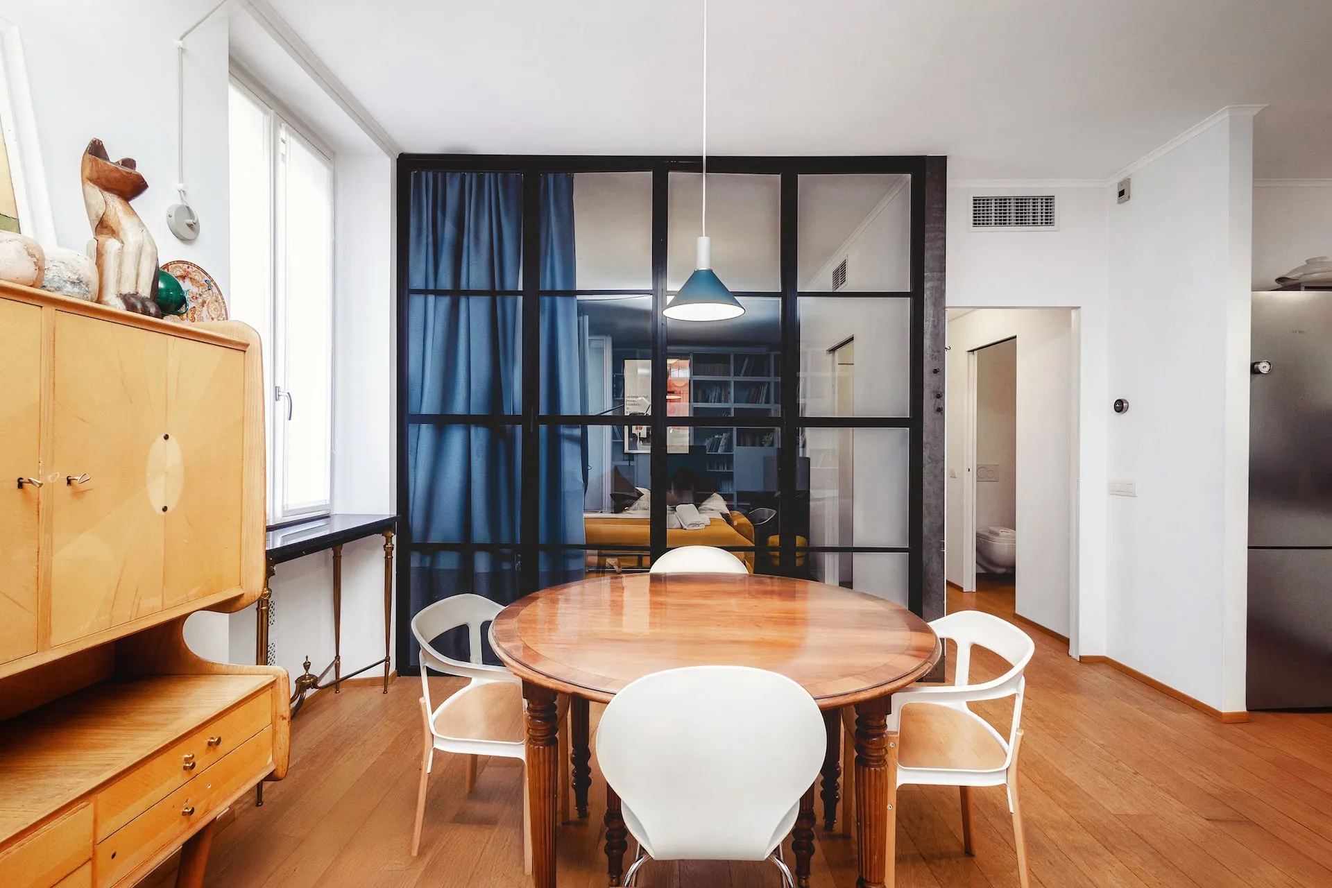 Stile & Design a Tavola. Il tavolo conviviale è abbinato alle sedute Steelwood dei fratelli Bouroullec e alle iconiche sedie Ant di Jacobsen.