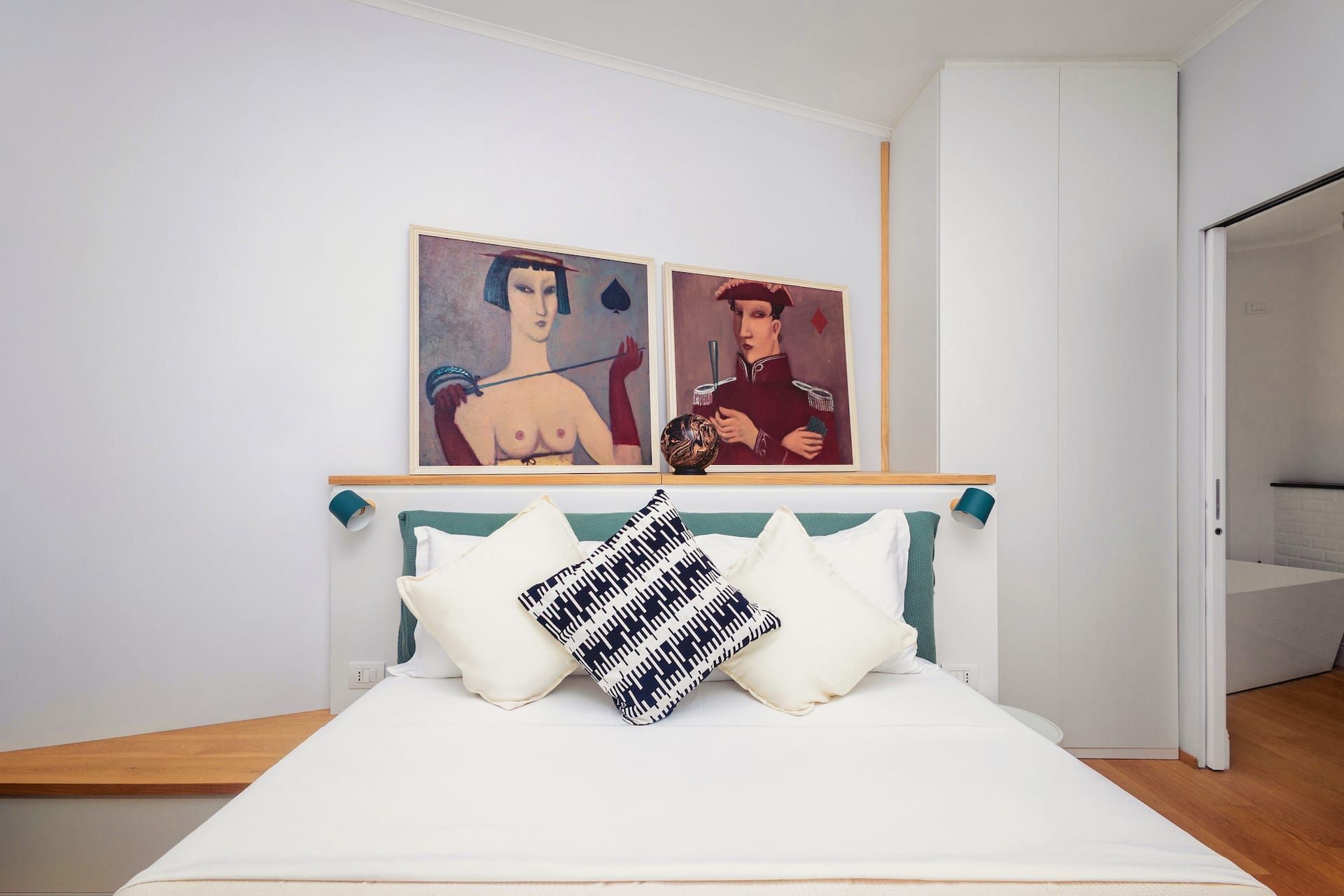 Essenziale, accogliente, rilassante. La camera da letto unisce minimalismo e calore con due grandi quadri decorativi e un materasso premium, pensato per offrire un riposo profondo e rigenerante.