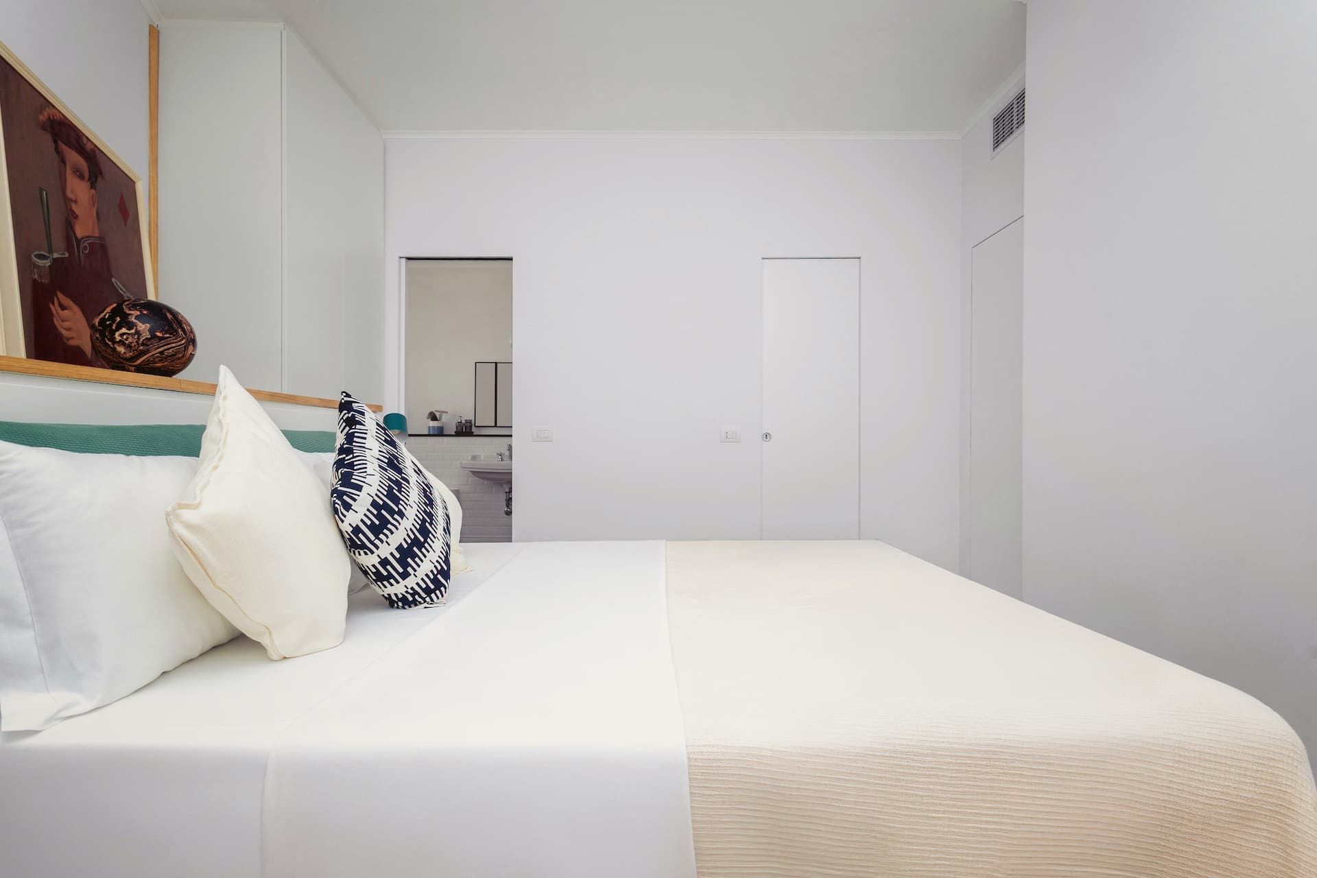 Essenziale, accogliente, rilassante. La camera da letto unisce minimalismo e calore con due grandi quadri decorativi e un materasso premium, pensato per offrire un riposo profondo e rigenerante.