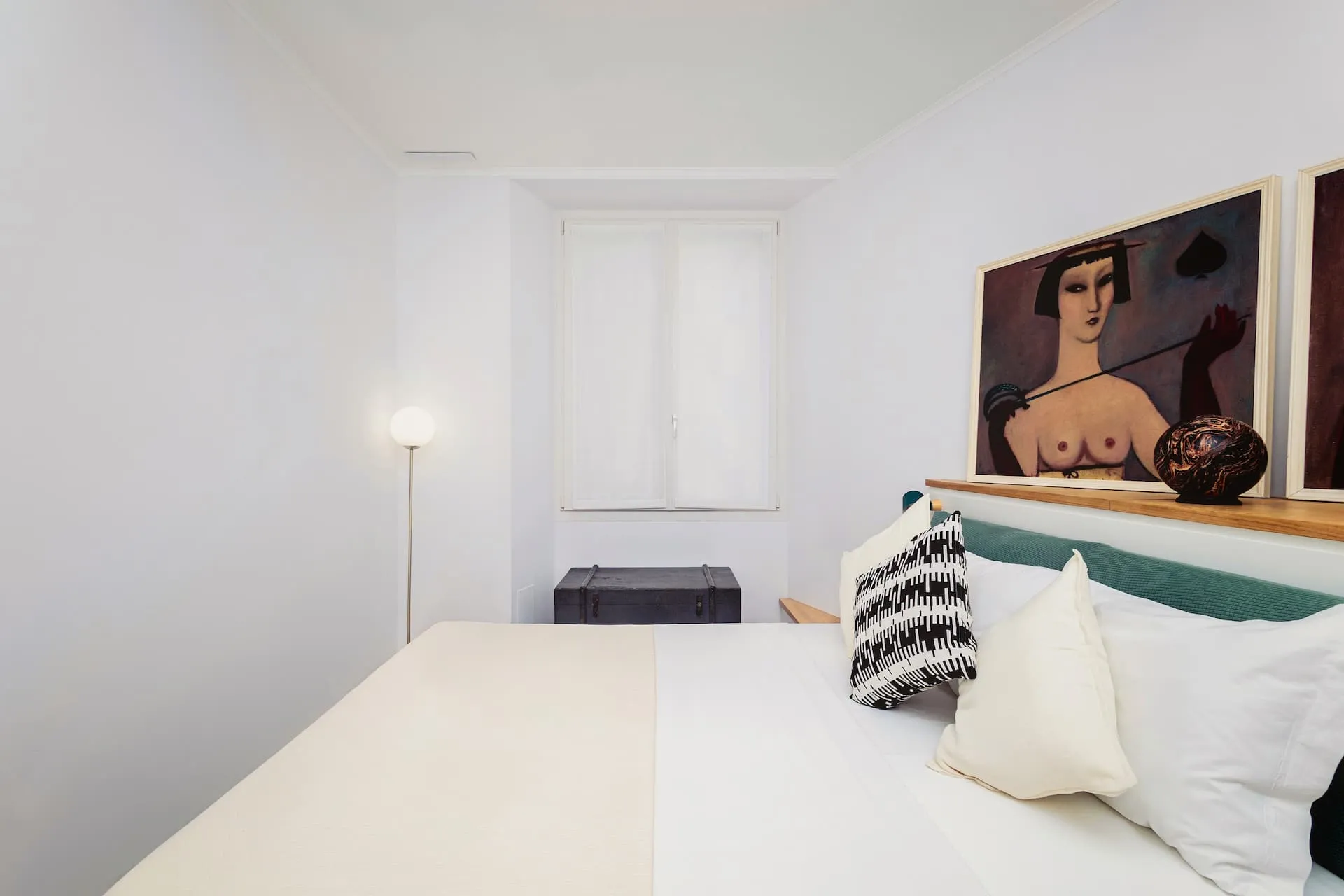 Essenziale, accogliente, rilassante. La camera da letto unisce minimalismo e calore con due grandi quadri decorativi e un materasso premium, pensato per offrire un riposo profondo e rigenerante.