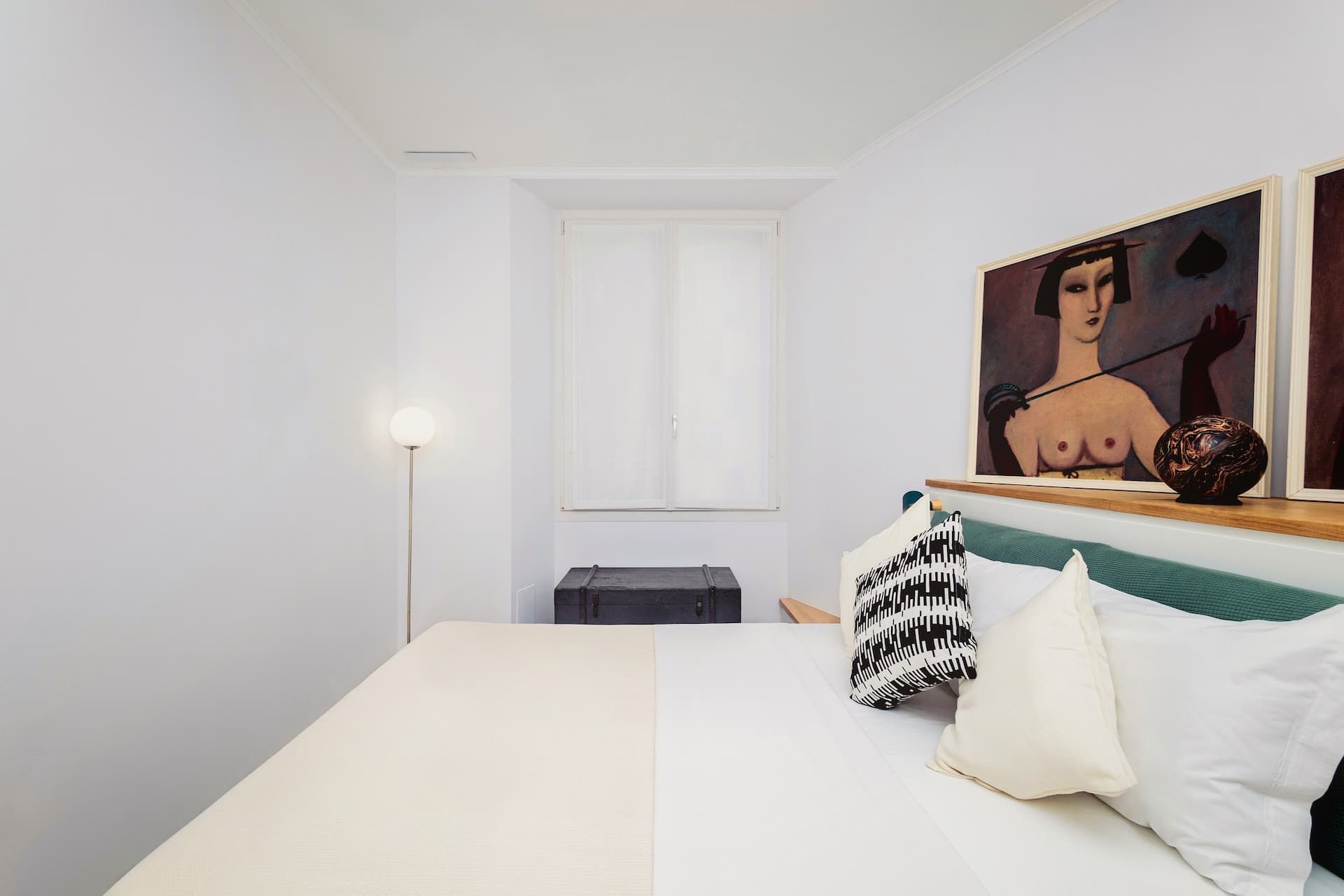 Essenziale, accogliente, rilassante. La camera da letto unisce minimalismo e calore con due grandi quadri decorativi e un materasso premium, pensato per offrire un riposo profondo e rigenerante.