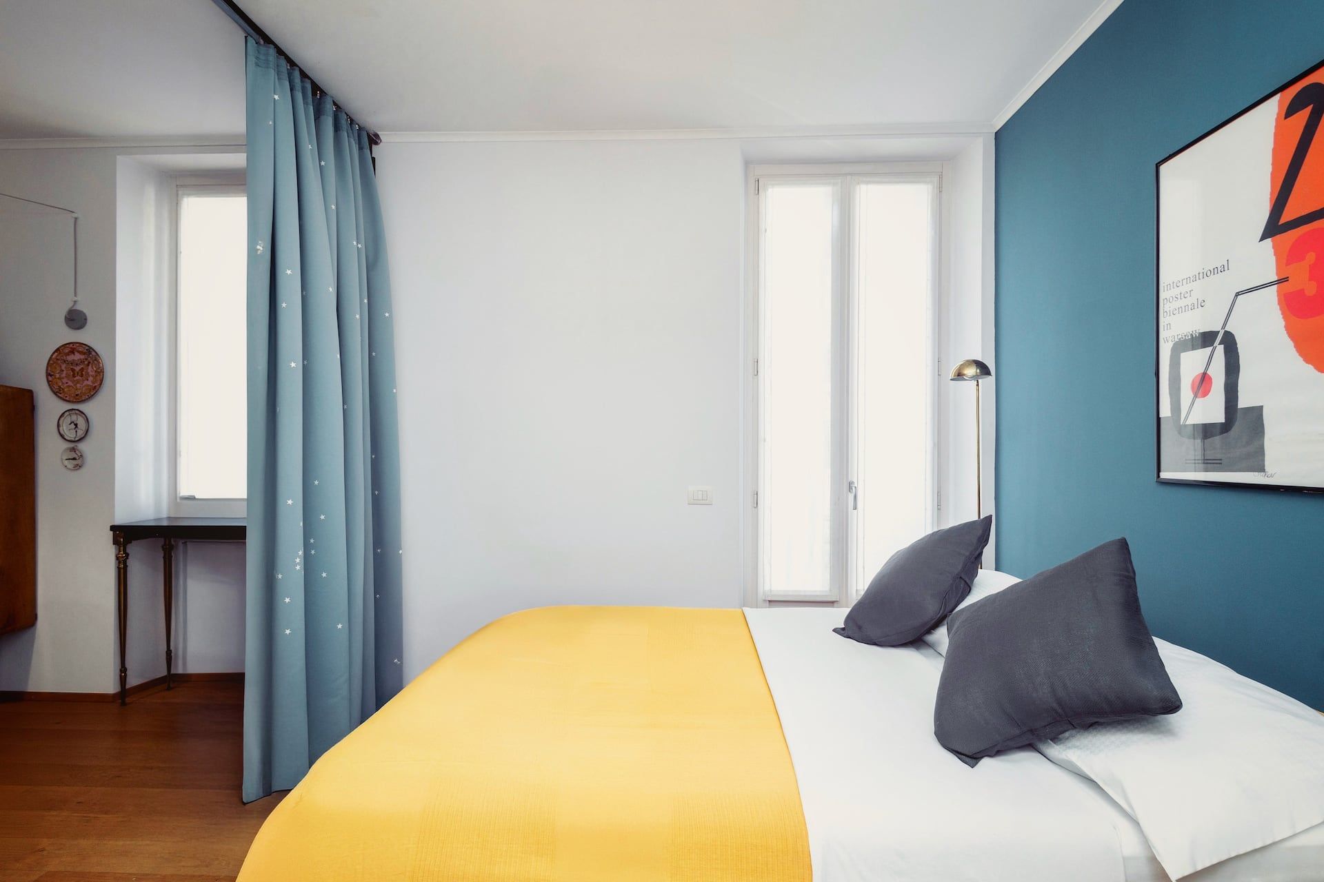 Spazio versatile e luminoso. Collegata alla zona living da ampie vetrate, la seconda camera ospita un divano letto premium.