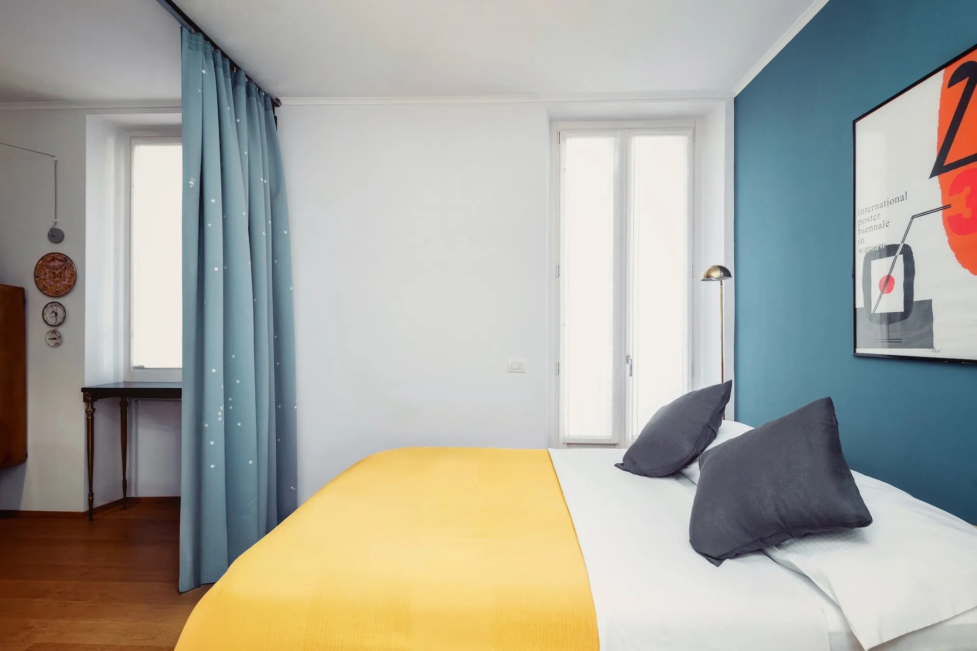Spazio versatile e luminoso. Collegata alla zona living da ampie vetrate, la seconda camera ospita un divano letto premium.