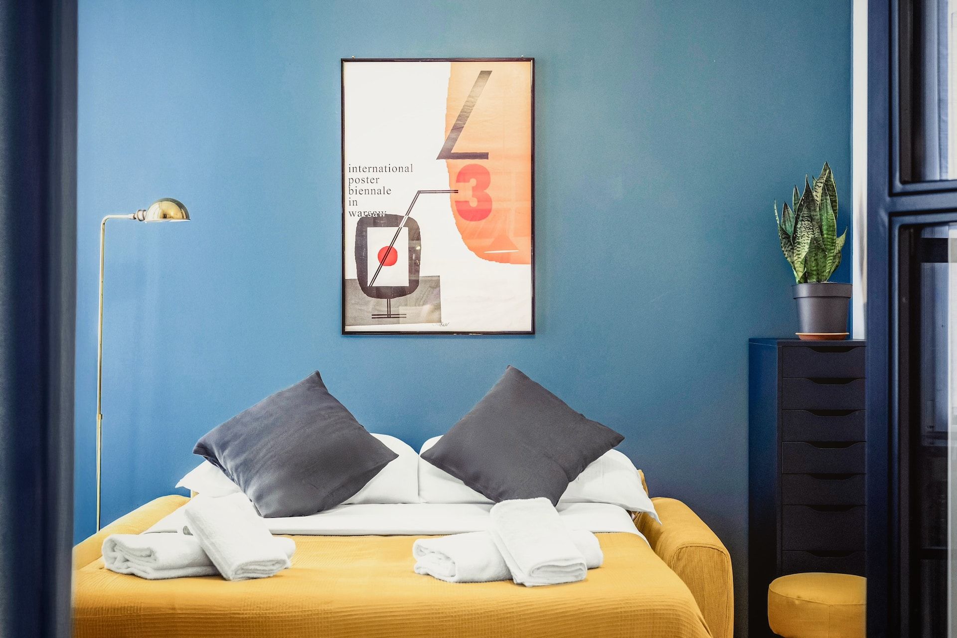 Spazio versatile e luminoso. Collegata alla zona living da ampie vetrate, la seconda camera ospita un divano letto premium.