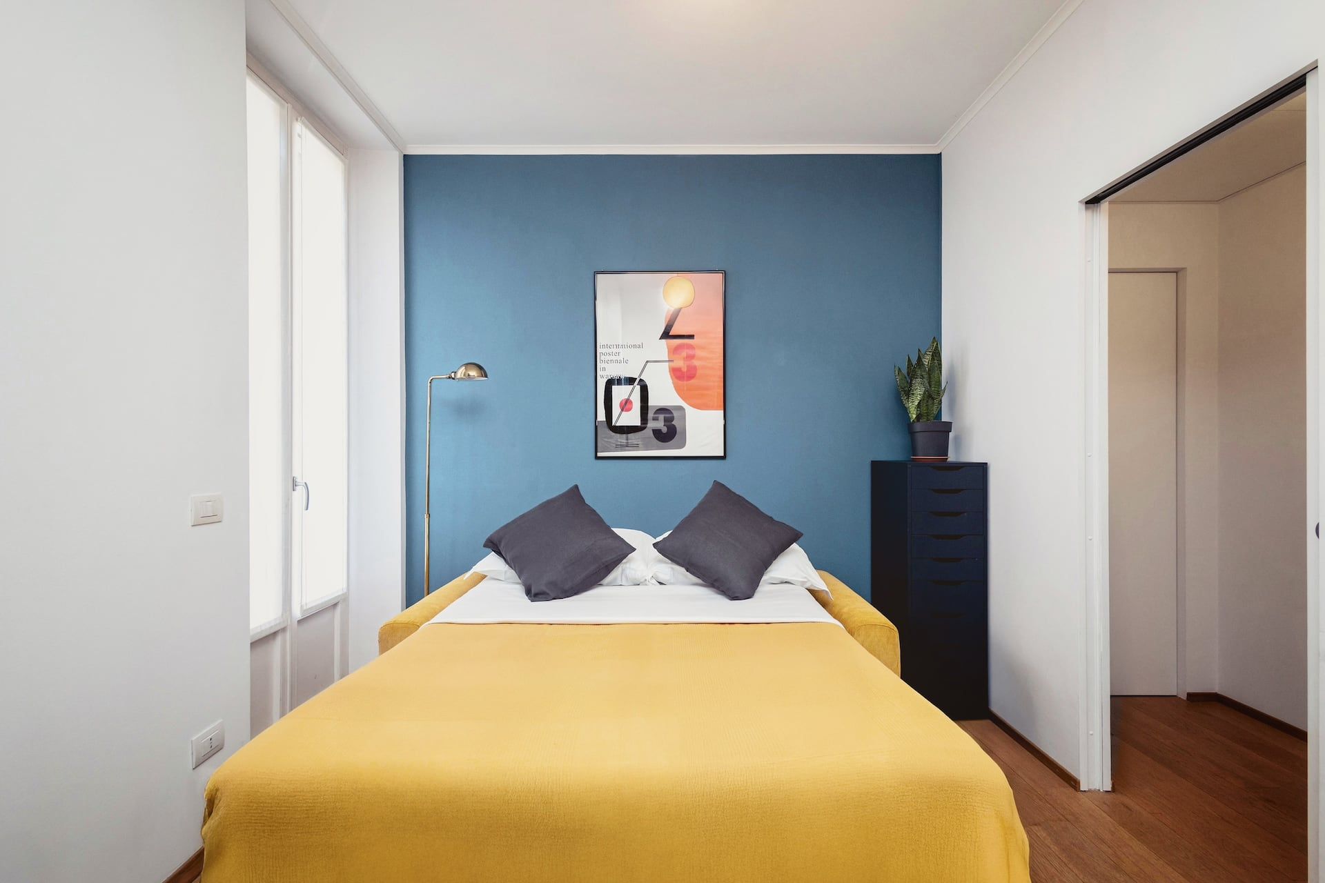 Spazio versatile e luminoso. Collegata alla zona living da ampie vetrate, la seconda camera ospita un divano letto premium.