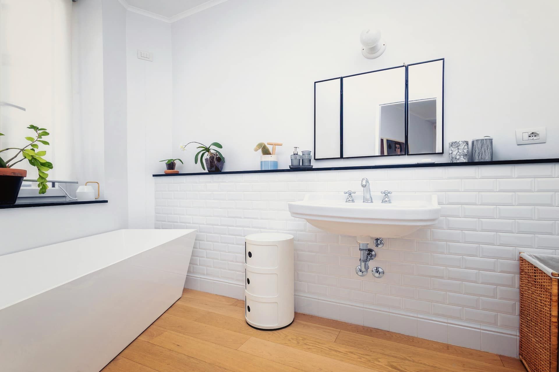 Un bagno elegante, collegato alla camera matrimoniale: combina comfort e stile con sanitari classici, vasca free-standing, lavabo ampio e bidet.