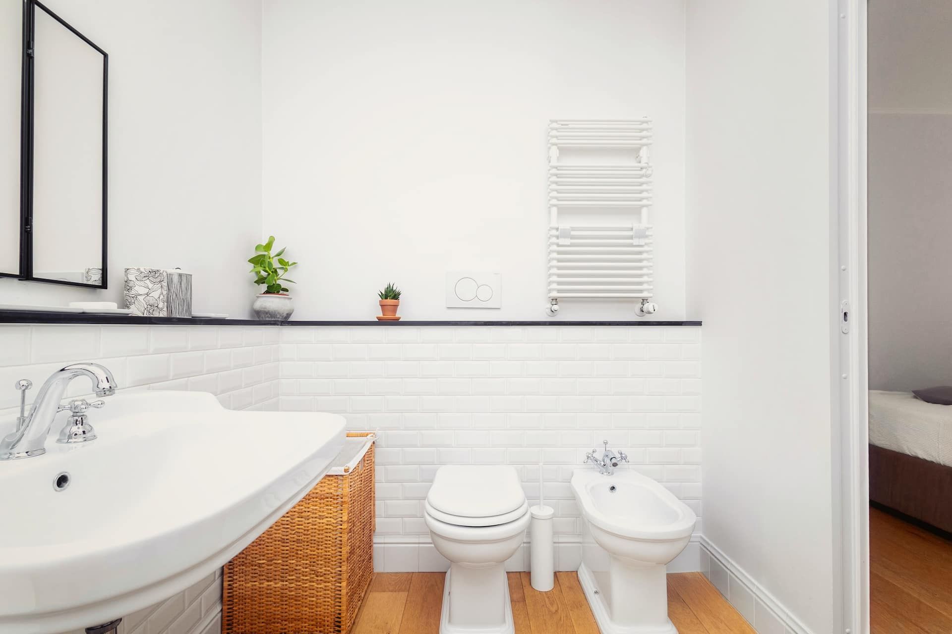 Un bagno elegante, collegato alla camera matrimoniale: combina comfort e stile con sanitari classici, vasca free-standing, lavabo ampio e bidet.