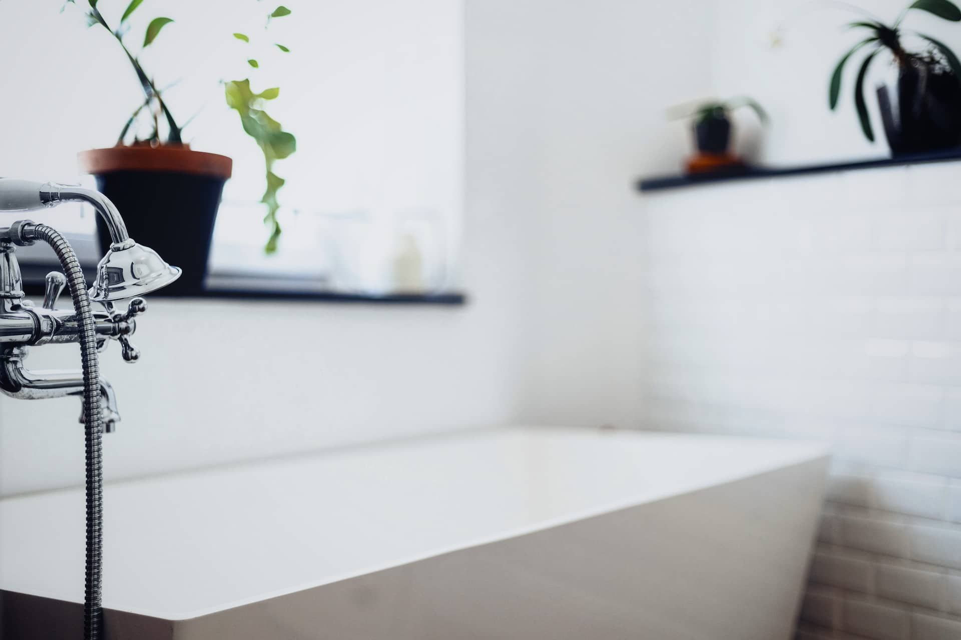 Un bagno elegante, collegato alla camera matrimoniale: combina comfort e stile con sanitari classici, vasca free-standing, lavabo ampio e bidet.