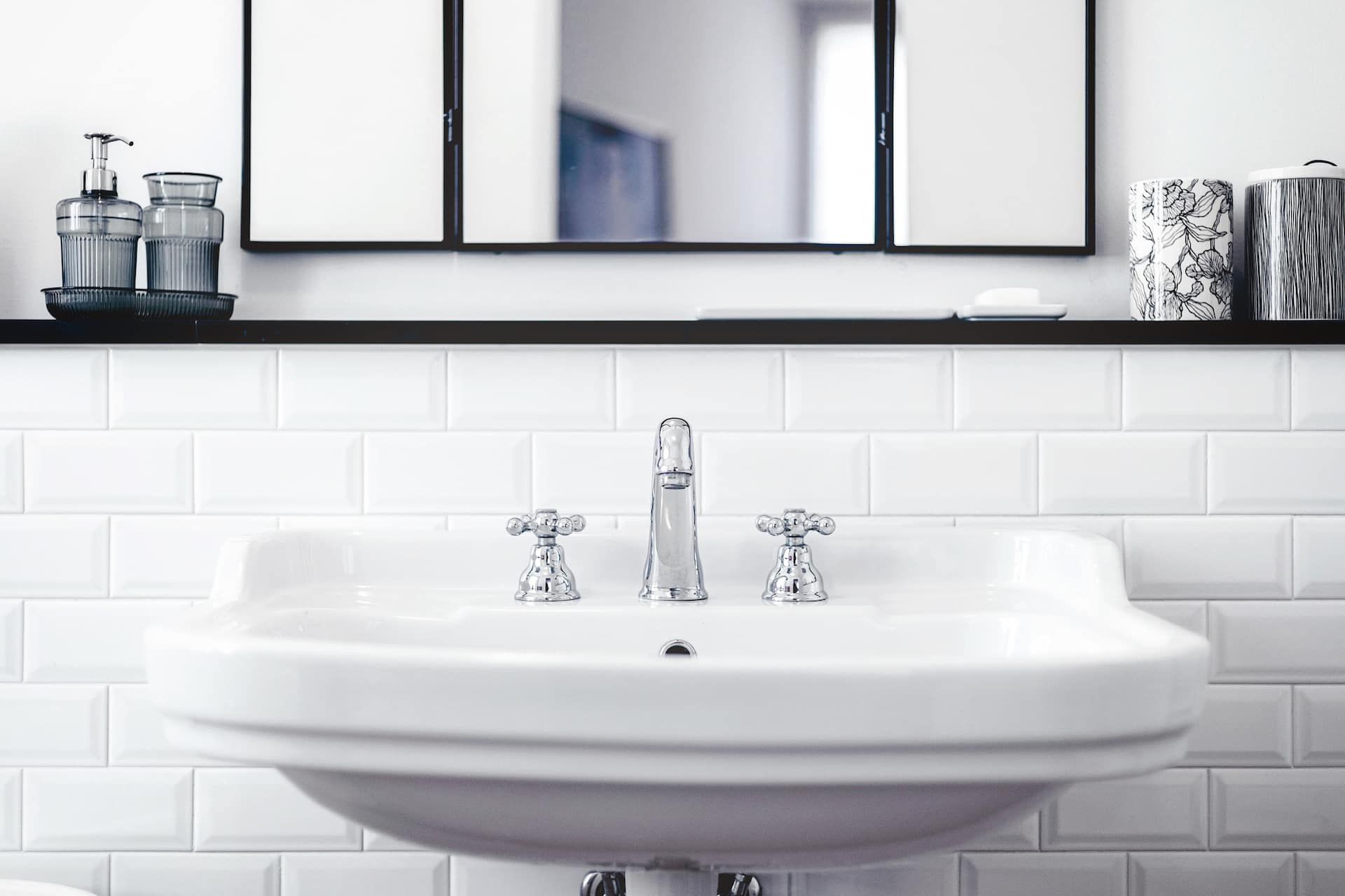 Un bagno elegante, collegato alla camera matrimoniale: combina comfort e stile con sanitari classici, vasca free-standing, lavabo ampio e bidet.