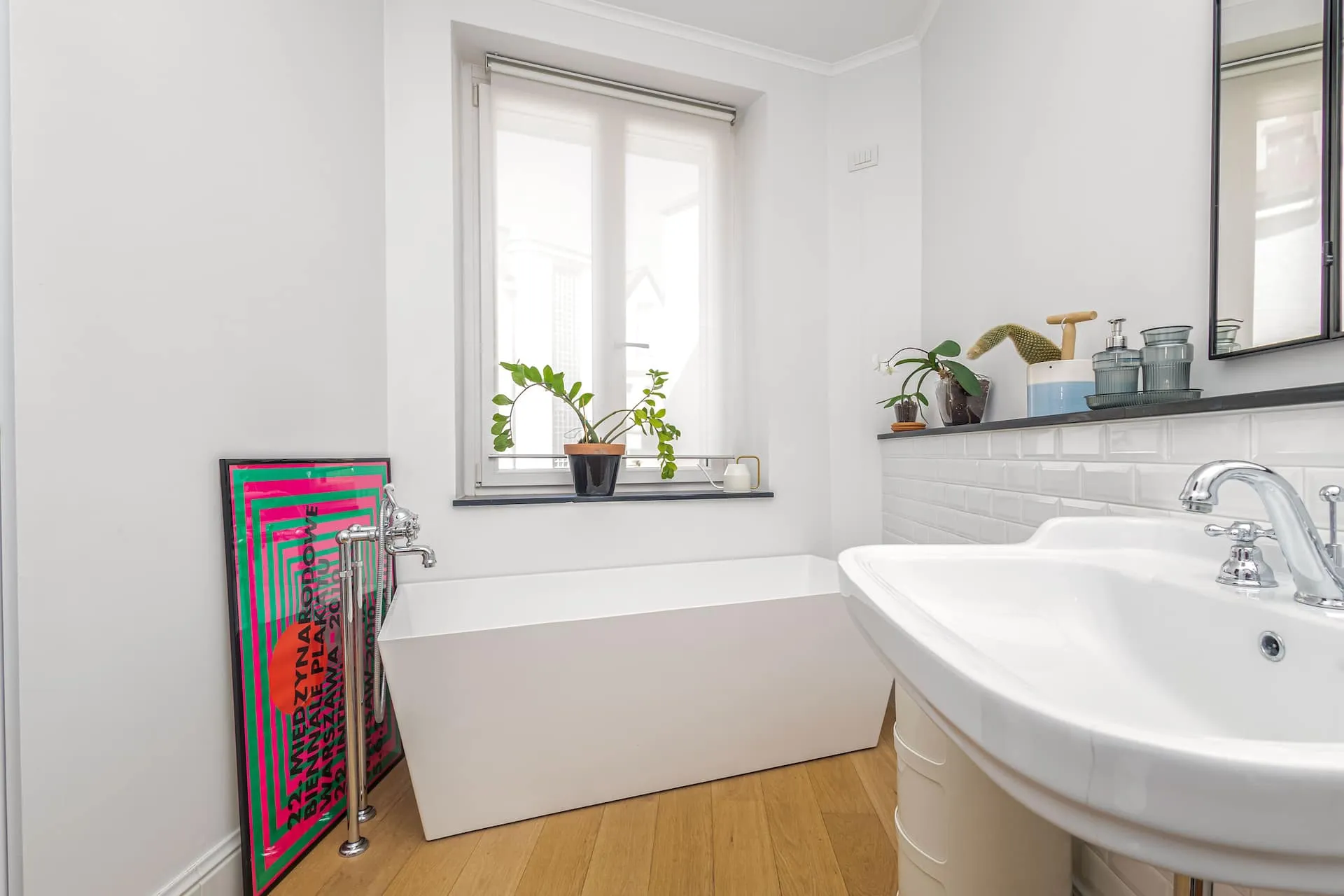 Un bagno elegante, collegato alla camera matrimoniale: combina comfort e stile con sanitari classici, vasca free-standing, lavabo ampio e bidet.
