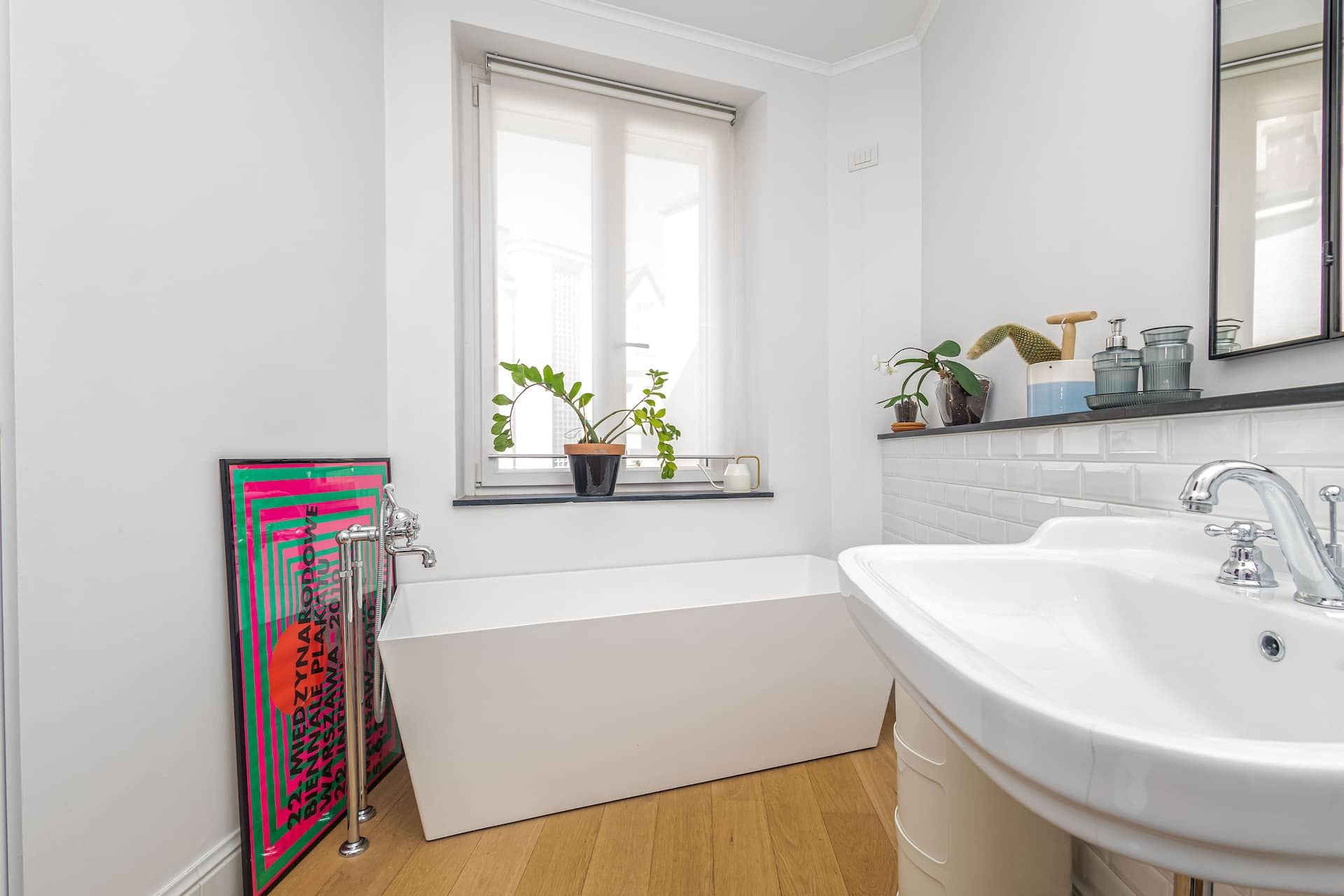 Un bagno elegante, collegato alla camera matrimoniale: combina comfort e stile con sanitari classici, vasca free-standing, lavabo ampio e bidet.