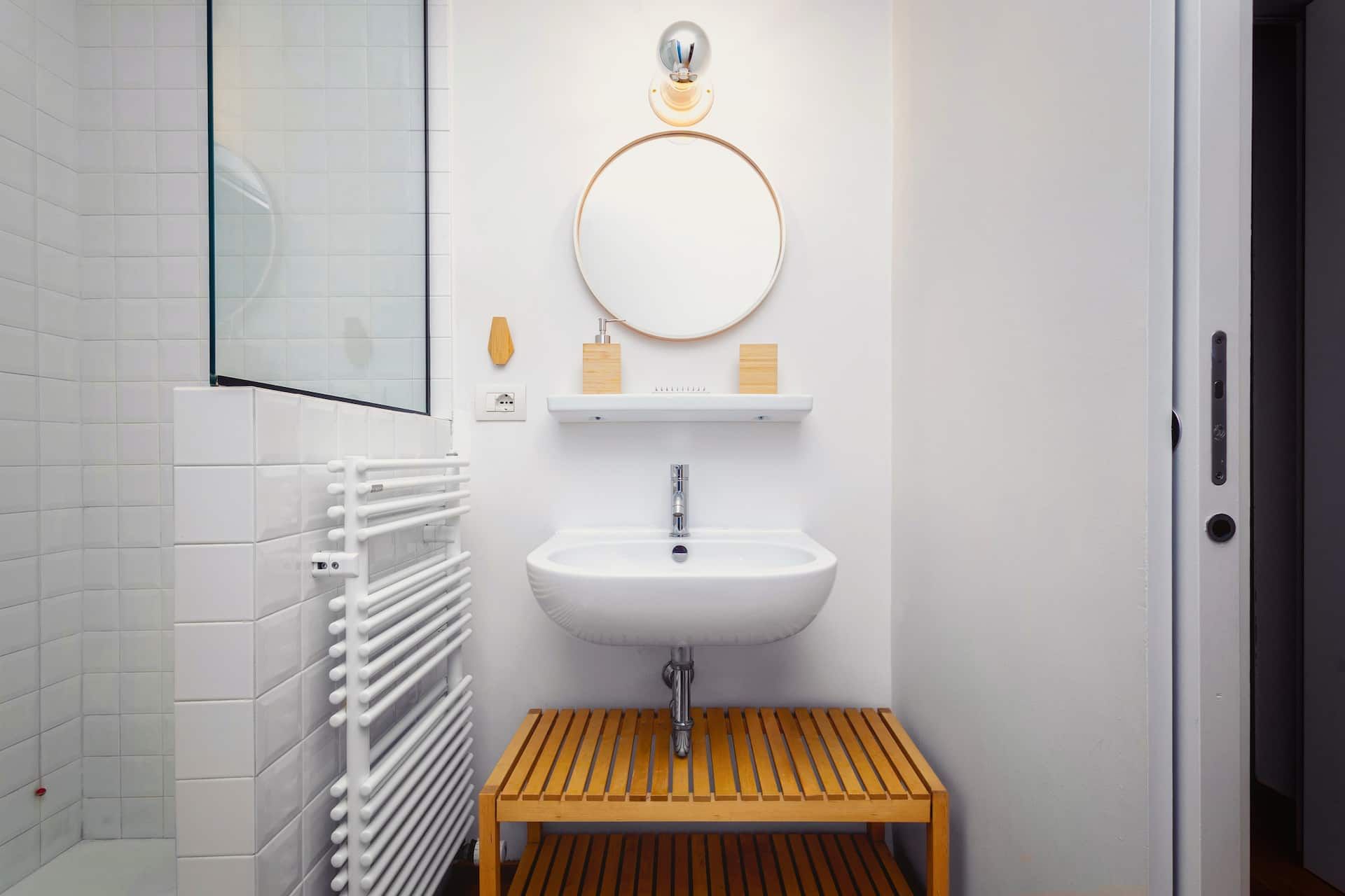Funzionalità e design essenziale. Il secondo bagno, situato nel corridoio, è dotato di sanitari moderni, un’ampia doccia walk-in, lavatrice e asciugatrice: tutto il necessario per un soggiorno pratico e confortevole.