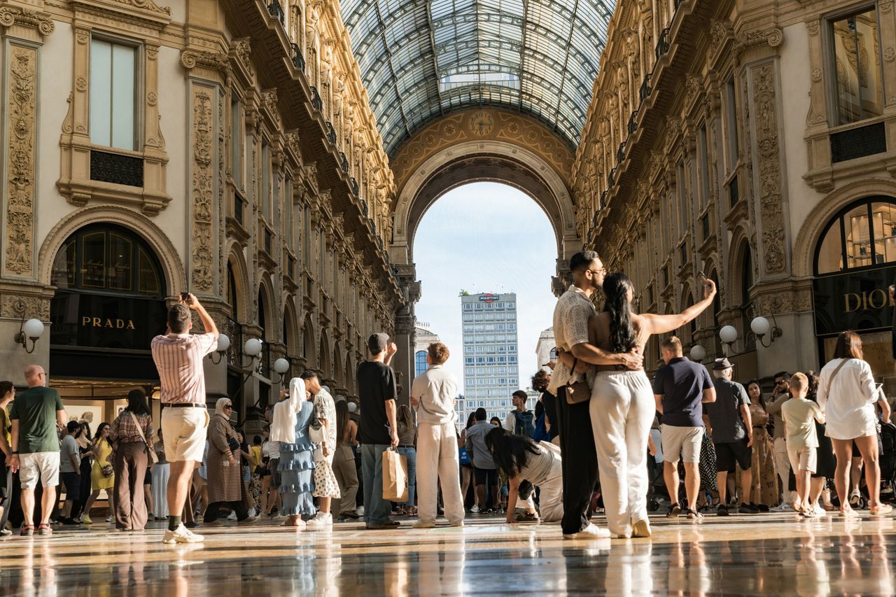 Galleria Vittorio Emanuele a Milano in una calda giornata estiva, con turisti che si godono il loro tempo