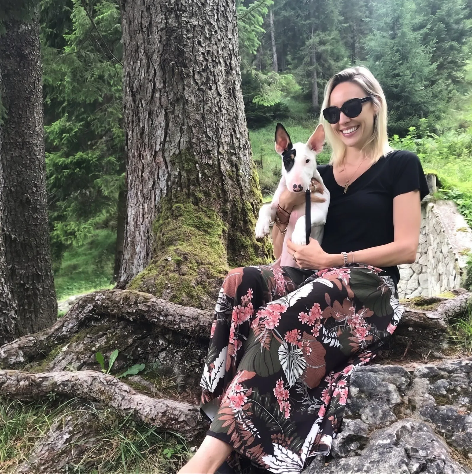 Martina, host di Nolo75, con il suo cane in montagna